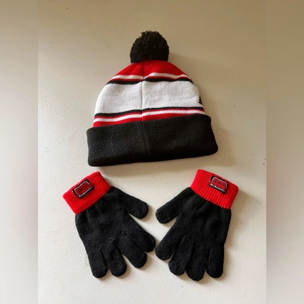 Super Mario Bros.Nintendo Boys Beanie And Gloves.